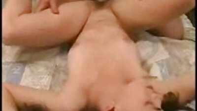 Prsata plavuša amaterka pozira za seksi slike u hotelu